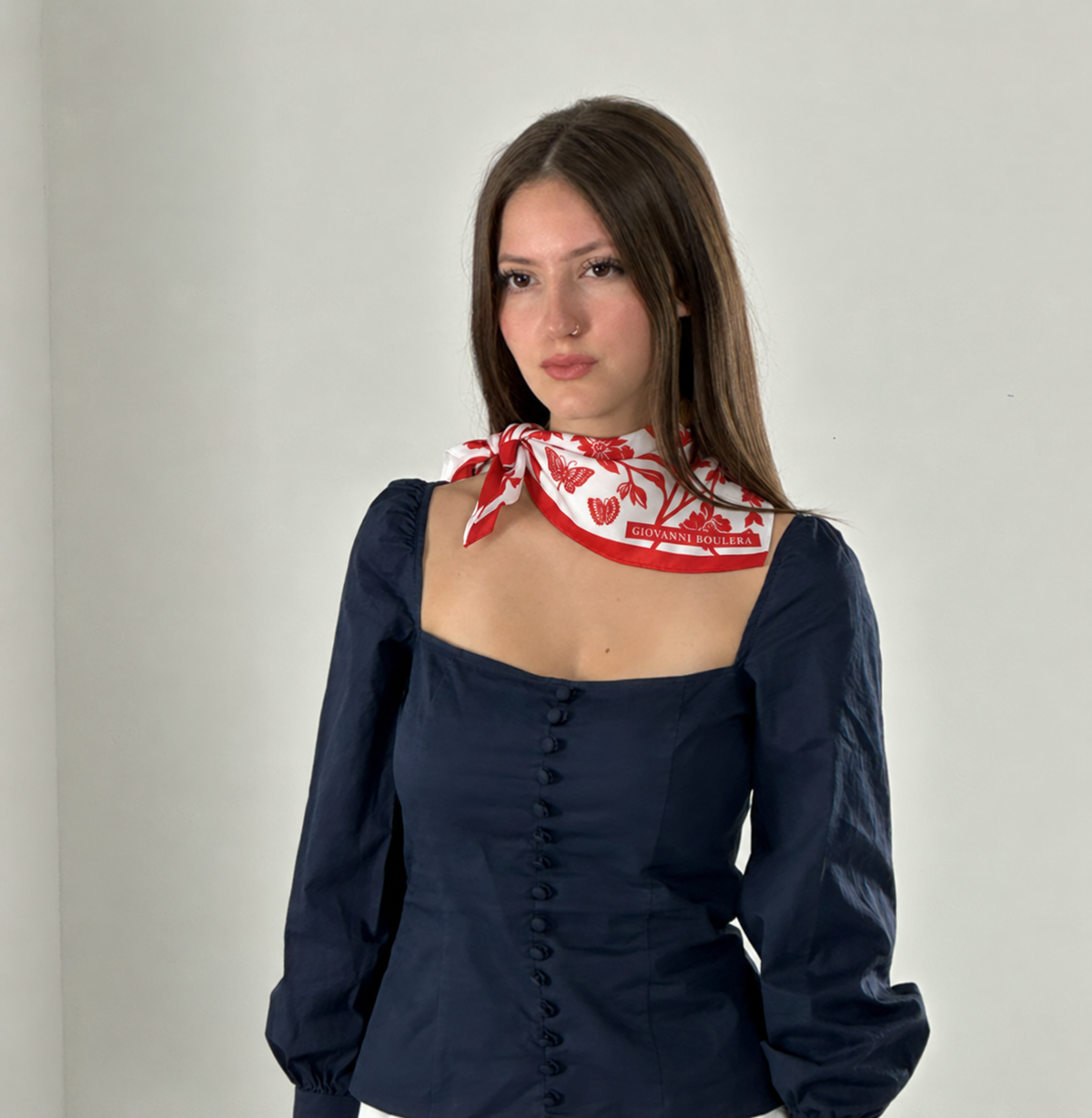 Giovanni Boulera Kırmızı Kelebek Bahçesi Mulberry Twill İpek Fular 50 cm x 50 cm