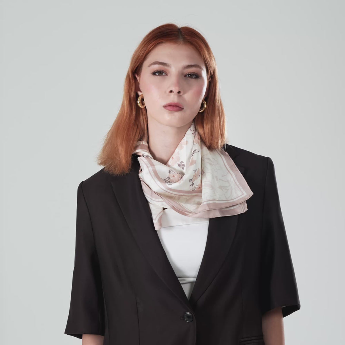 Giovanni Boulera Bej Çiçek Bahçesi Mulberry Twill İpek Eşarp 65 cm x 65 cm